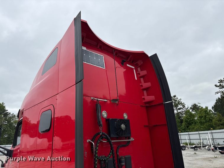 image for item YA2954 2020 Peterbilt 579 semi truck