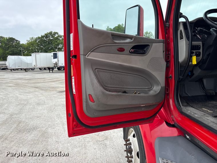 image for item YA2954 2020 Peterbilt 579 semi truck