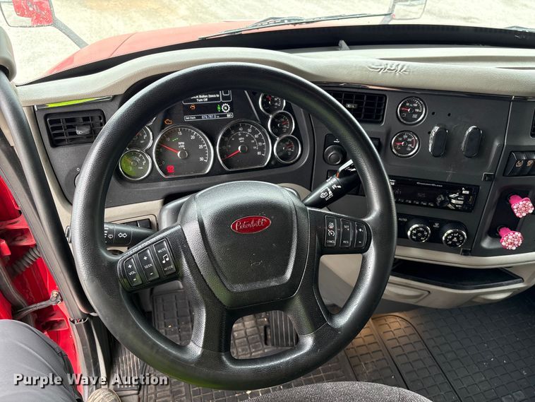 image for item YA2954 2020 Peterbilt 579 semi truck