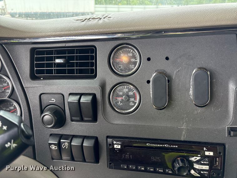 image for item YA2954 2020 Peterbilt 579 semi truck