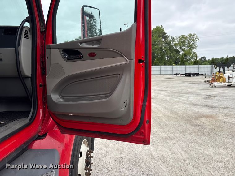image for item YA2954 2020 Peterbilt 579 semi truck