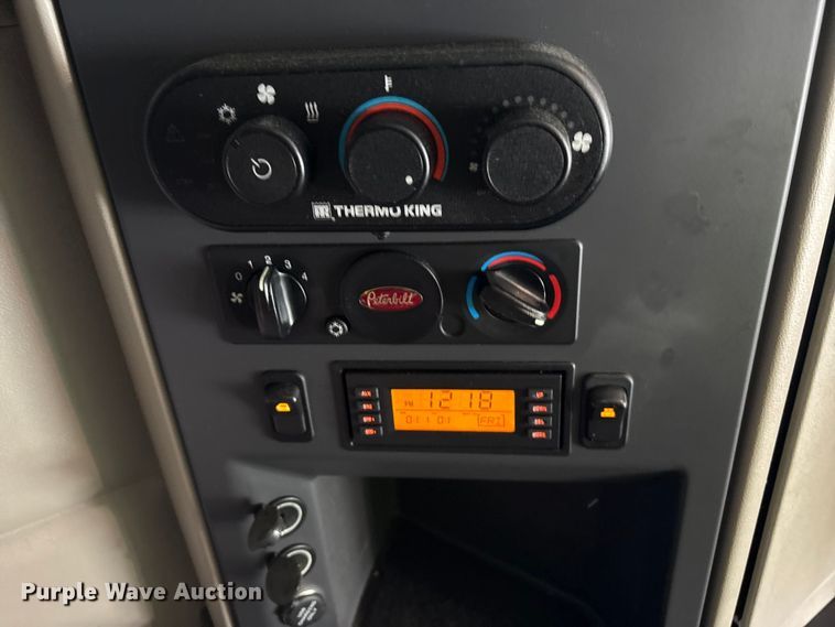image for item YA2954 2020 Peterbilt 579 semi truck