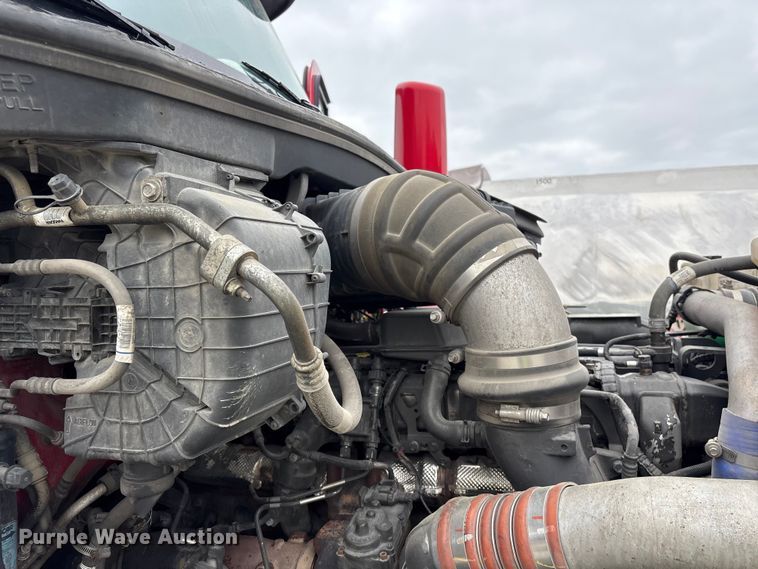image for item YA2954 2020 Peterbilt 579 semi truck