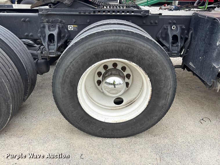 image for item YA2954 2020 Peterbilt 579 semi truck