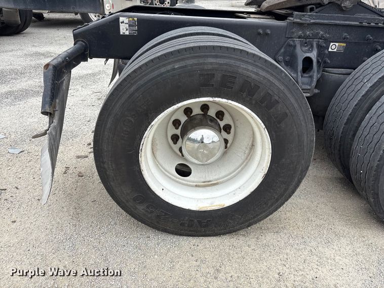 image for item YA2954 2020 Peterbilt 579 semi truck