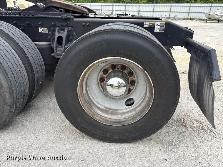 image for item YA2954 2020 Peterbilt 579 semi truck