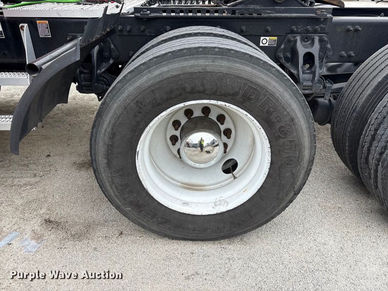 image for item YA2954 2020 Peterbilt 579 semi truck