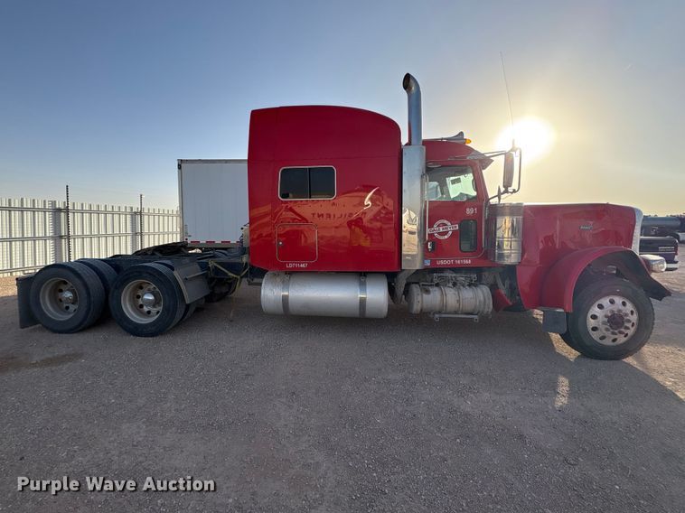 image for item YA3003 2020 Peterbilt 389 semi truck