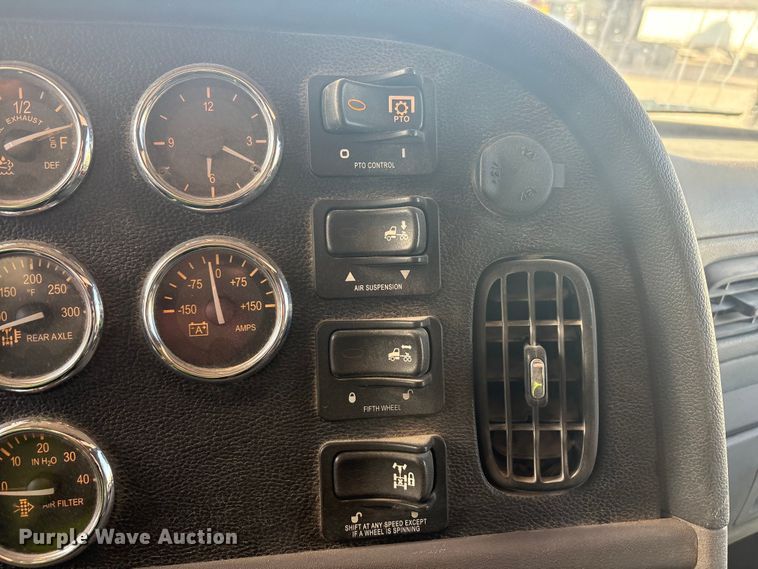 image for item YA3003 2020 Peterbilt 389 semi truck
