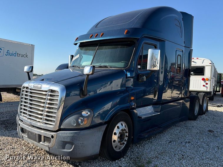 image for item YA3091 2017 Freightliner Cascadia semi truck