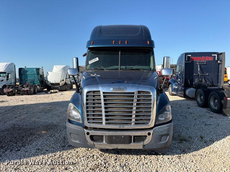 image for item YA3091 2017 Freightliner Cascadia semi truck