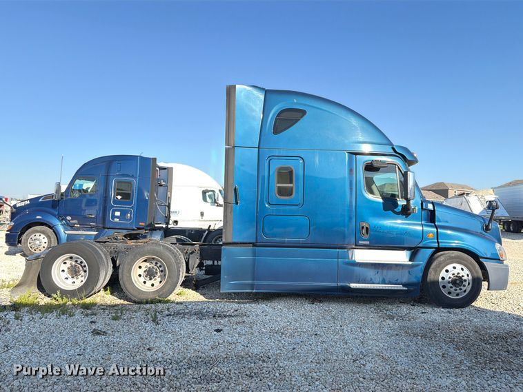 image for item YA3091 2017 Freightliner Cascadia semi truck