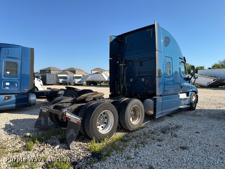 image for item YA3091 2017 Freightliner Cascadia semi truck