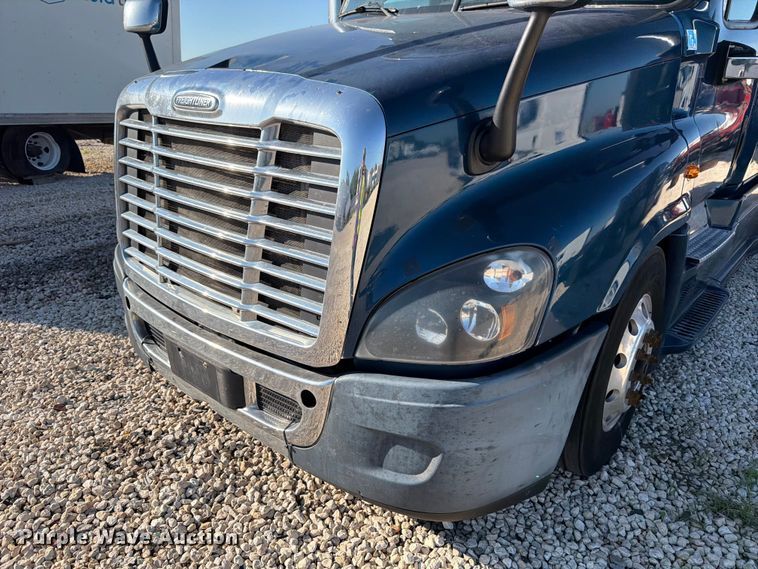 image for item YA3091 2017 Freightliner Cascadia semi truck