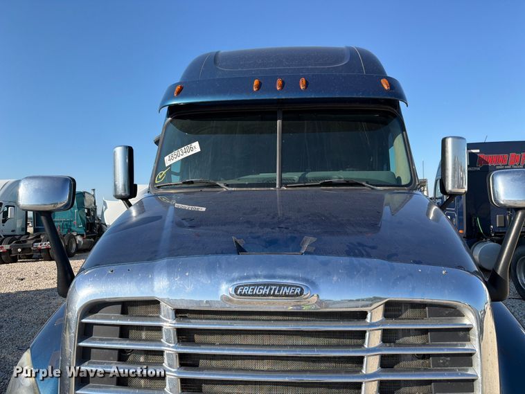 image for item YA3091 2017 Freightliner Cascadia semi truck
