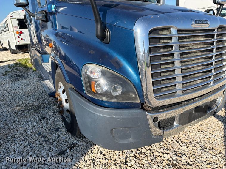 image for item YA3091 2017 Freightliner Cascadia semi truck