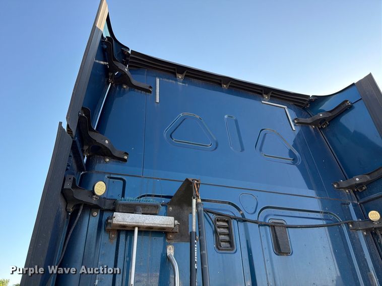 image for item YA3091 2017 Freightliner Cascadia semi truck
