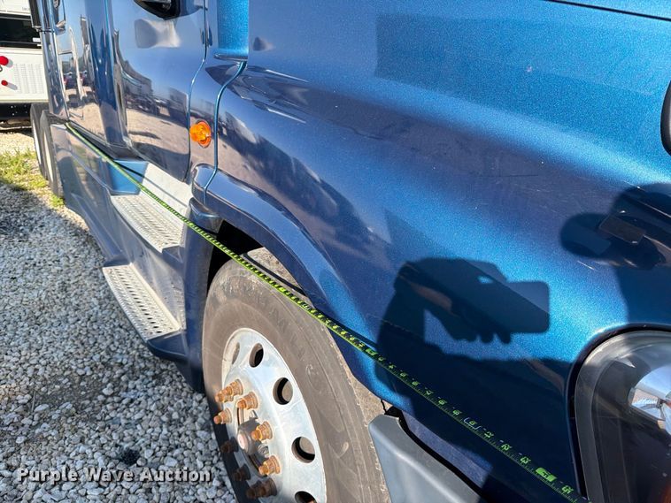 image for item YA3091 2017 Freightliner Cascadia semi truck