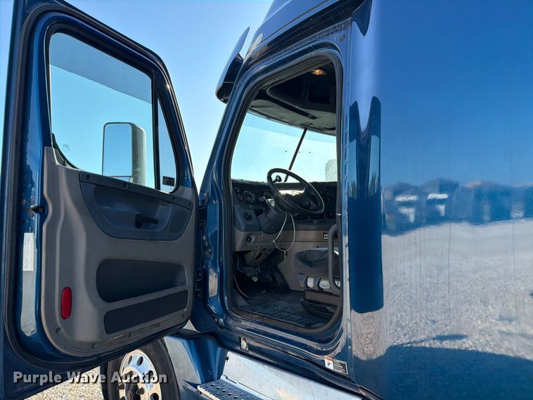 image for item YA3091 2017 Freightliner Cascadia semi truck