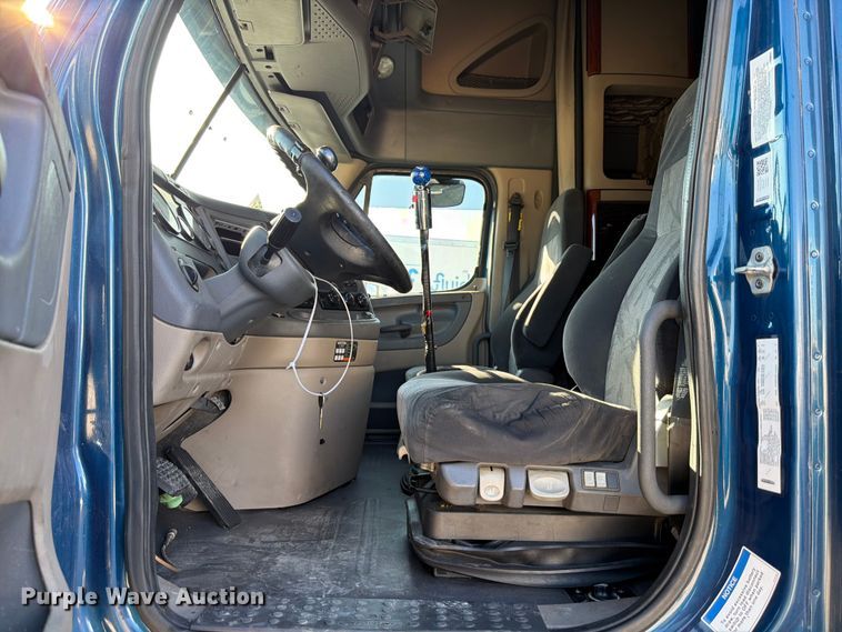 image for item YA3091 2017 Freightliner Cascadia semi truck