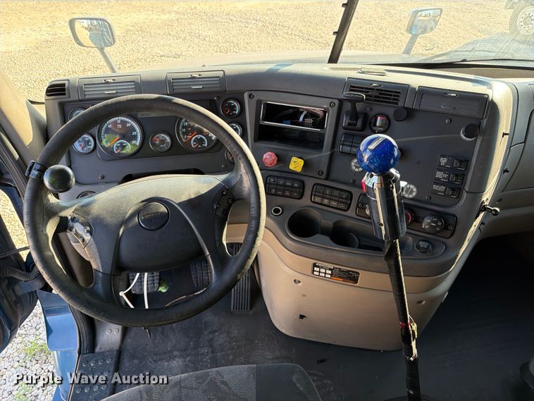 image for item YA3091 2017 Freightliner Cascadia semi truck