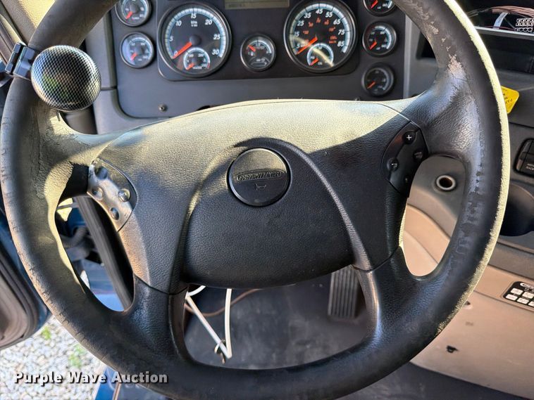 image for item YA3091 2017 Freightliner Cascadia semi truck
