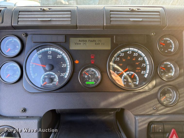 image for item YA3091 2017 Freightliner Cascadia semi truck