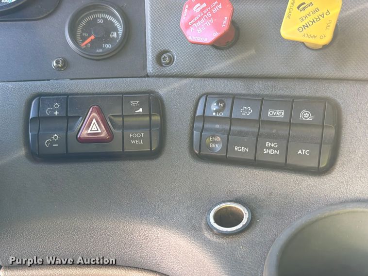 image for item YA3091 2017 Freightliner Cascadia semi truck