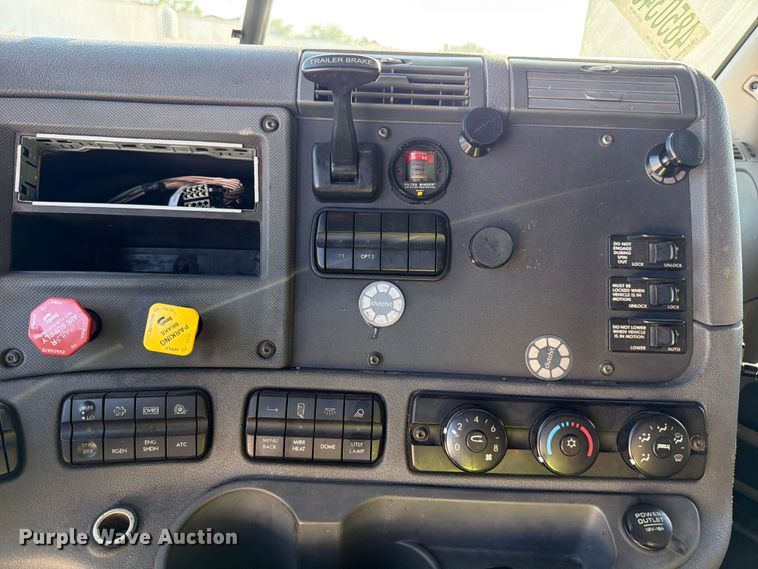 image for item YA3091 2017 Freightliner Cascadia semi truck