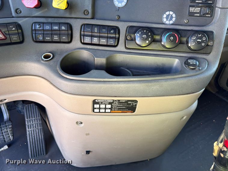image for item YA3091 2017 Freightliner Cascadia semi truck
