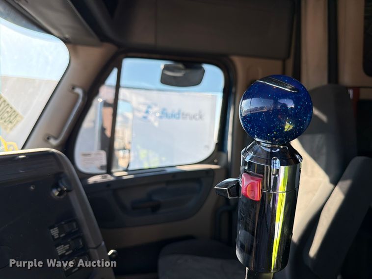 image for item YA3091 2017 Freightliner Cascadia semi truck