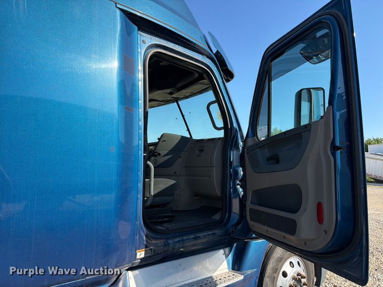 image for item YA3091 2017 Freightliner Cascadia semi truck