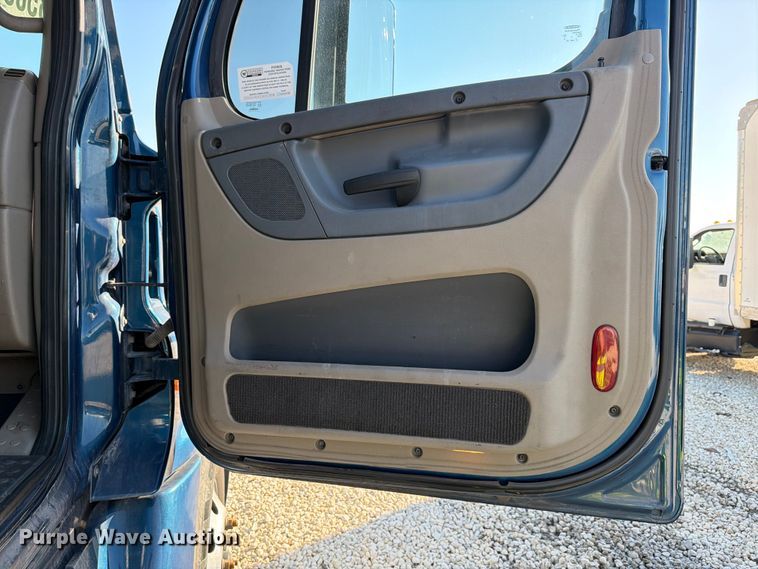 image for item YA3091 2017 Freightliner Cascadia semi truck