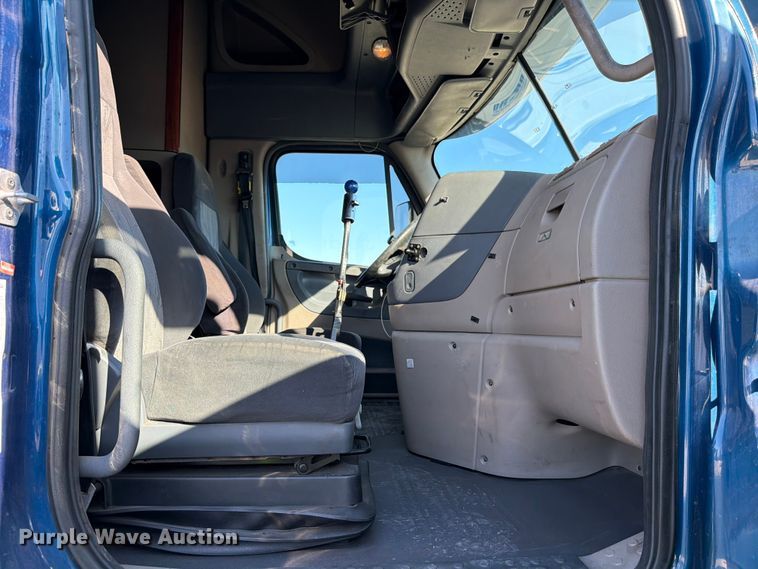 image for item YA3091 2017 Freightliner Cascadia semi truck