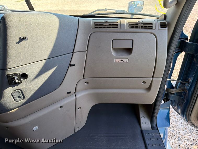 image for item YA3091 2017 Freightliner Cascadia semi truck