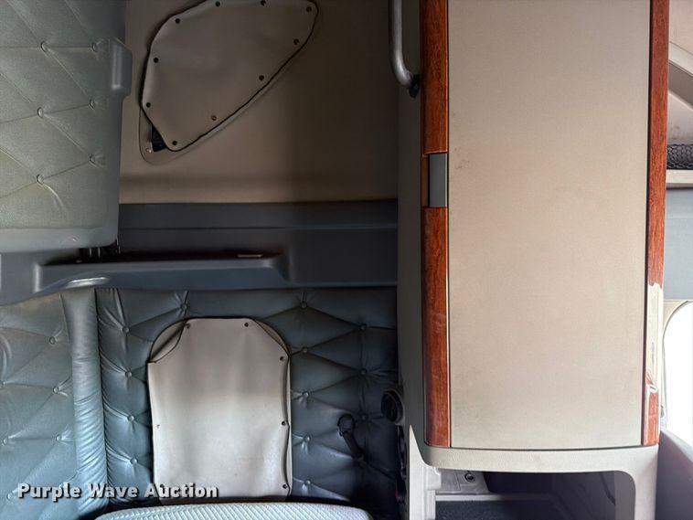 image for item YA3091 2017 Freightliner Cascadia semi truck