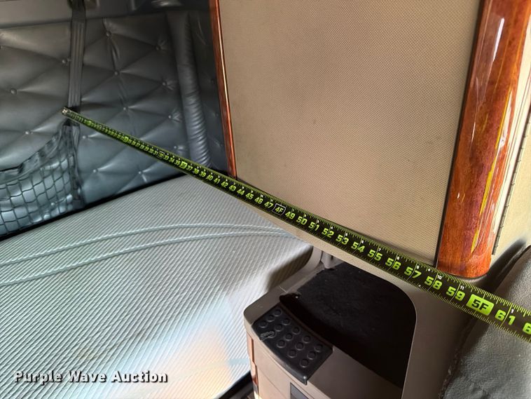 image for item YA3091 2017 Freightliner Cascadia semi truck