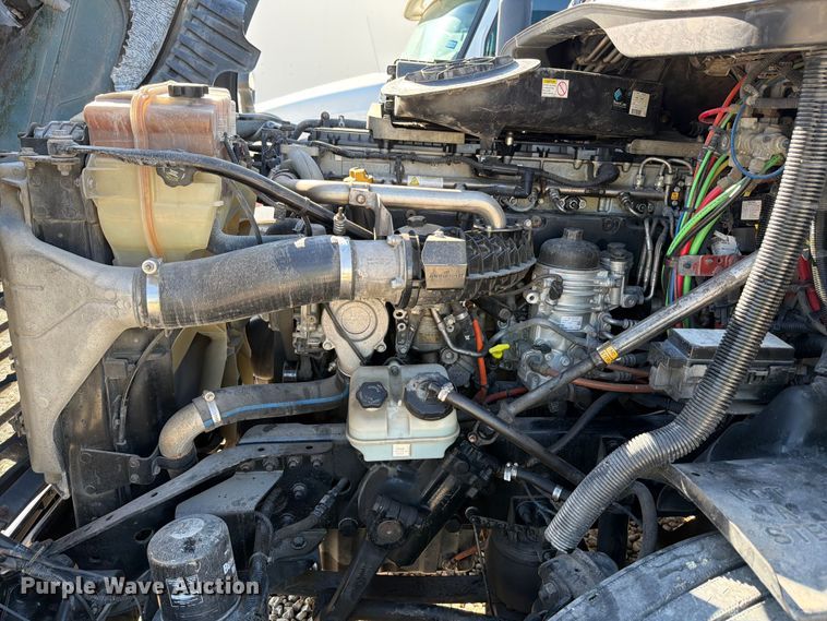 image for item YA3091 2017 Freightliner Cascadia semi truck