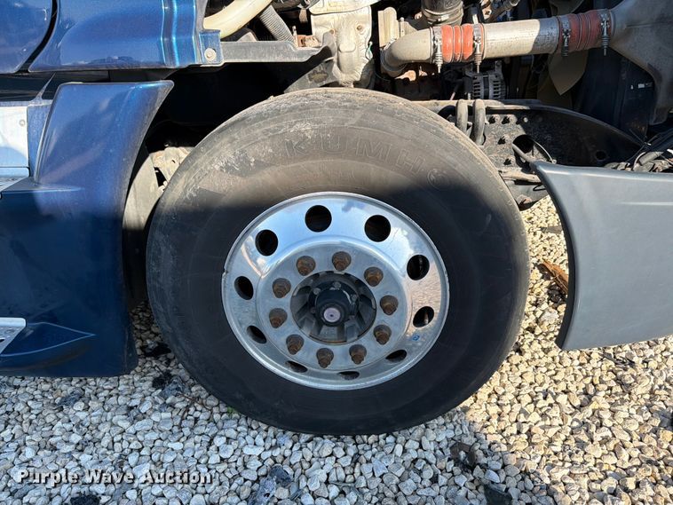 image for item YA3091 2017 Freightliner Cascadia semi truck