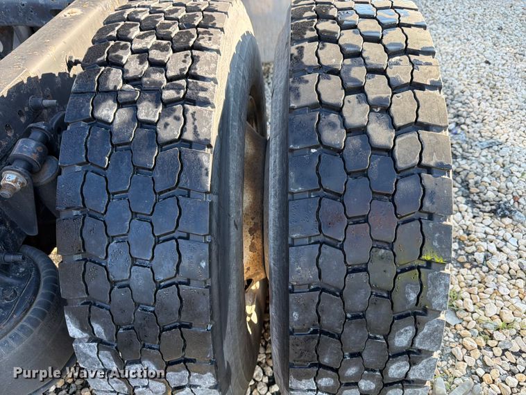 image for item YA3091 2017 Freightliner Cascadia semi truck