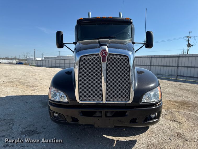image for item YA3195 2014 Kenworth T660 semi truck