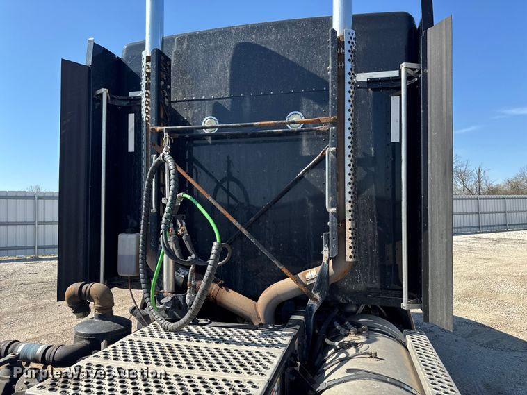 image for item YA3195 2014 Kenworth T660 semi truck