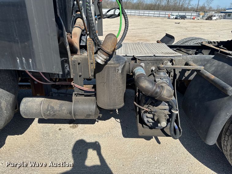 image for item YA3195 2014 Kenworth T660 semi truck