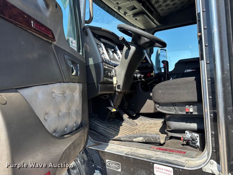 image for item YA3195 2014 Kenworth T660 semi truck