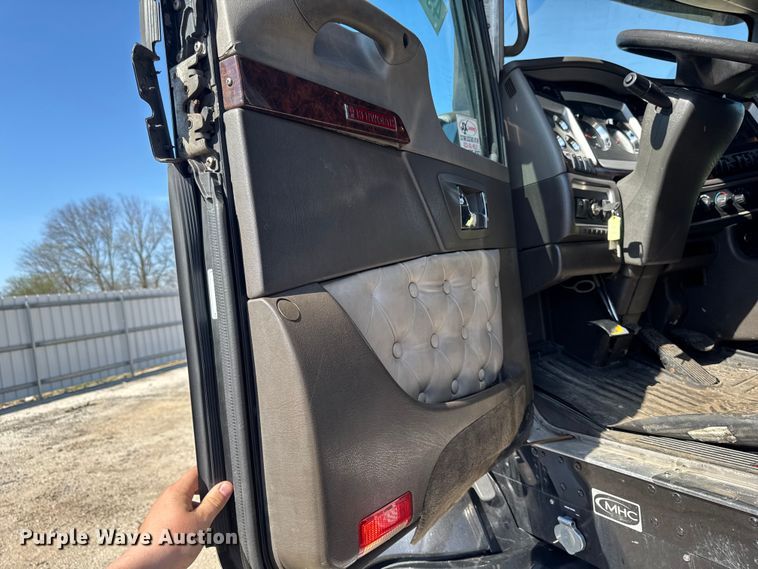 image for item YA3195 2014 Kenworth T660 semi truck