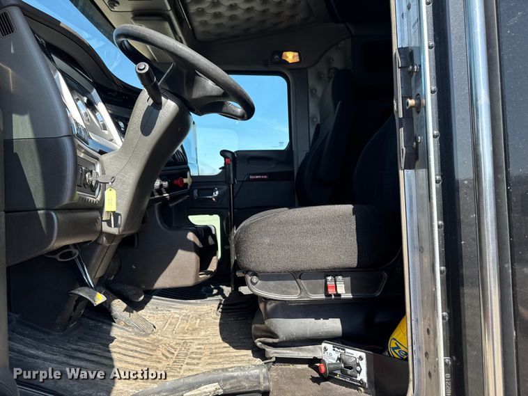 image for item YA3195 2014 Kenworth T660 semi truck