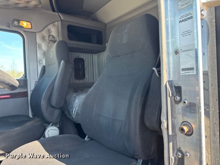 image for item YA3195 2014 Kenworth T660 semi truck