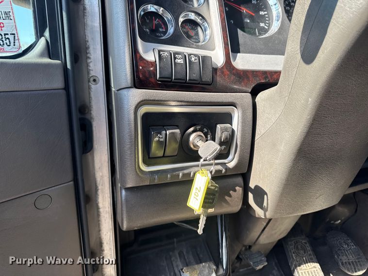 image for item YA3195 2014 Kenworth T660 semi truck