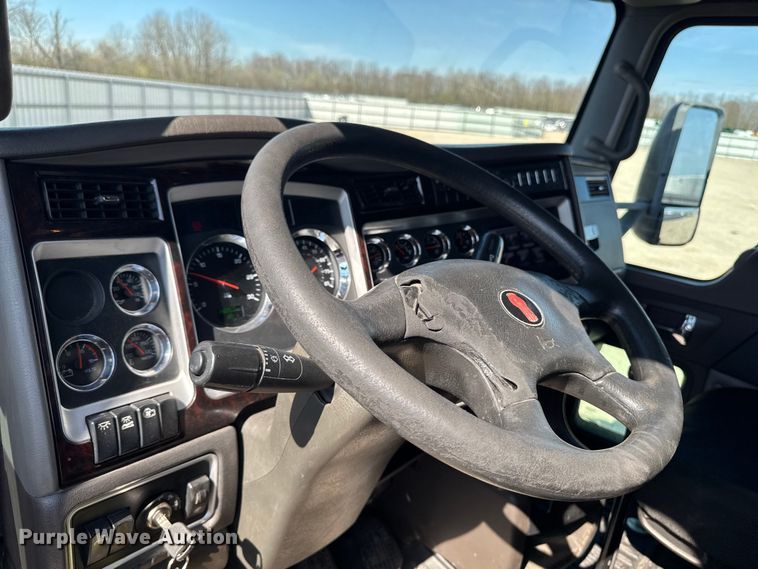 image for item YA3195 2014 Kenworth T660 semi truck