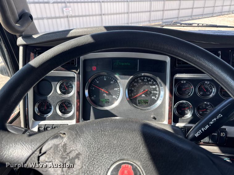 image for item YA3195 2014 Kenworth T660 semi truck